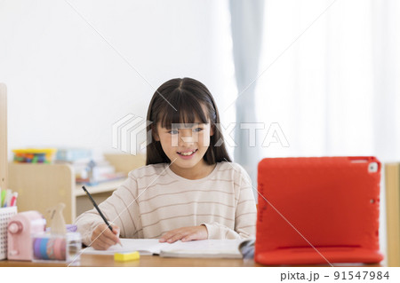 タブレットPCで勉強をする女の子 小学生 91547984