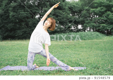 パークヨガ かんぬきのポーズ パークヨガ かんぬきのポーズ 91548579