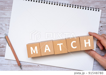 「MATCH」と書かれたブロック、ノート、ペン、手 91548780