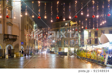 Night view of Bergamo, Lombardia, Italy 91548934