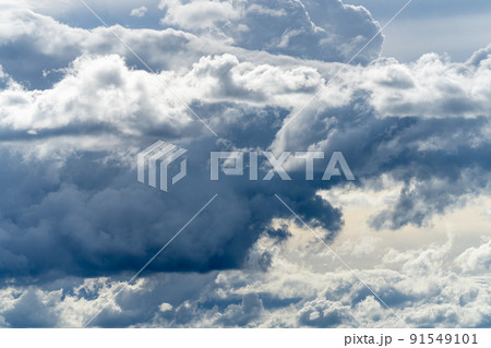 台風接近時の神秘的な雲と空 91549101