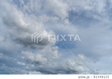 台風接近時の神秘的な雲と空 台風接近時の神秘的な雲と空 91549125