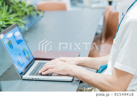 ノートパソコンで資料作成をするビジネスマン ノートパソコンで資料作成をするビジネスマン 91549418