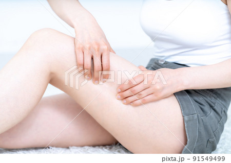 太もものセルフケアをする女性【パーツカット】 91549499