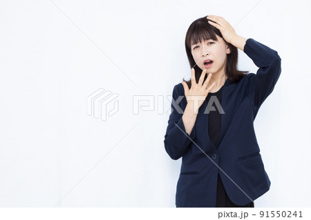 頭を抱えて驚く30代のビジネスウーマン 91550241