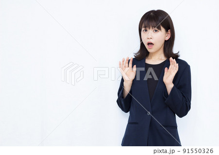 びっくりしている30代のビジネスウーマン 91550326