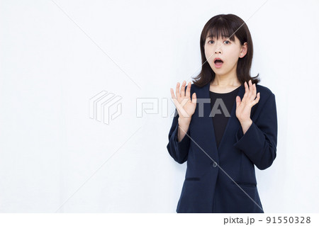 びっくりしている30代のビジネスウーマン 91550328