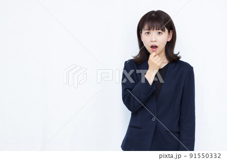 びっくりしている30代のビジネスウーマン 91550332