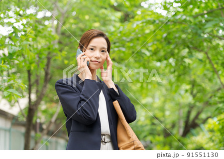 20代女性 新緑 20代女性 新緑 91551130