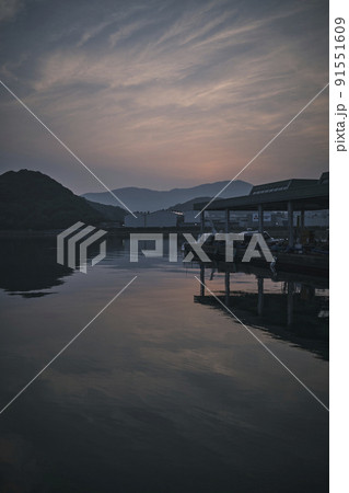 小さな港の朝 91551609