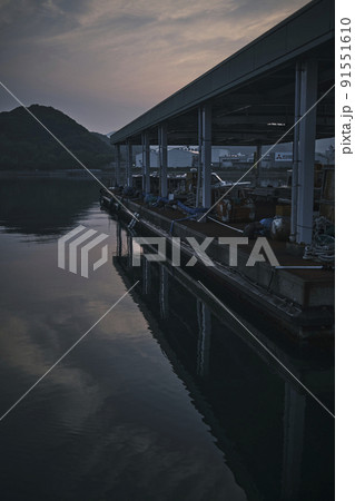 小さな港の朝 91551610