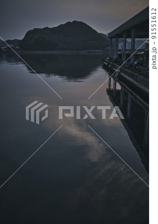 小さな港の朝 91551612