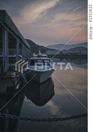 小さな港の朝 91551615