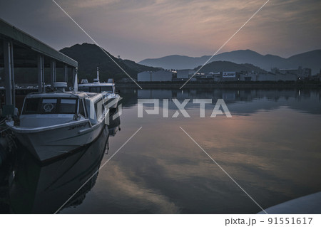 小さな港の朝 91551617