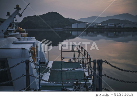 小さな港の朝 91551618