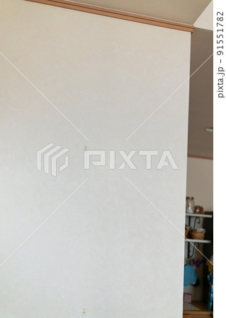 画鋲を刺した穴が錆びた家の壁 画鋲を刺した穴が錆びた家の壁 91551782