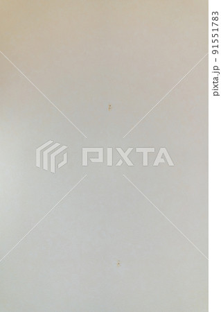 画鋲を刺した穴が錆びた家の壁 91551783