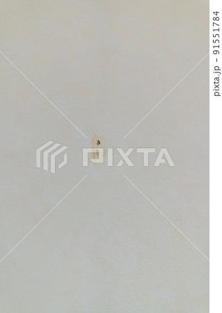 画鋲を刺した穴が錆びた家の壁 91551784