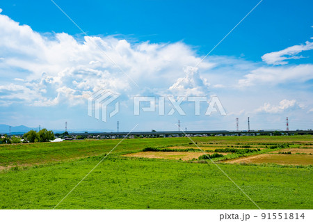 圏央道荒川橋 梅雨明けの河川敷と積乱雲と高速道路 2022.06末　b-1 鮮やか 91551814