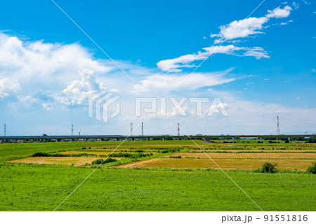 圏央道荒川橋 梅雨明けの河川敷と積乱雲と高速道路 2022.06末　c-1 鮮やか 91551816