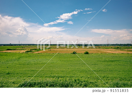 圏央道荒川橋 梅雨明けの河川敷と積乱雲と高速道路 2022.06末　d-2 ナチュラル 91551835