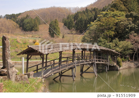 愛媛県　弓削神社の木造の橋 91551909