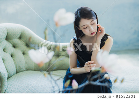 黒いワンピースの女性 黒いワンピースの女性 91552201
