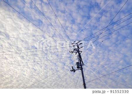 青空に立つ電信柱と交錯する電線 青空に立つ電信柱と交錯する電線 91552330