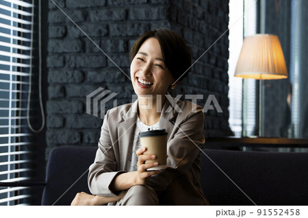 ビジネス 女性 オフィス ロビー リラックス 休憩 ビジネス 女性 オフィス ロビー リラックス 休憩 91552458