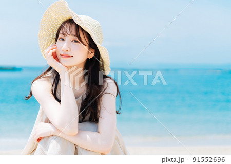 海と青空を背景にした女性 91552696