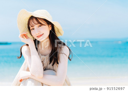 海と青空を背景にした女性 91552697