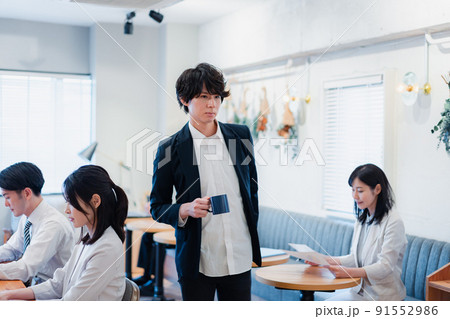 シェアオフィスでコーヒーを飲むビジネスマン 91552986