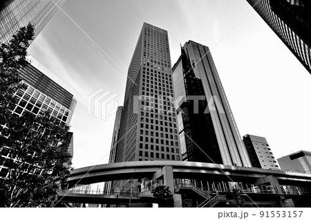 汐留巨大複合都市 シオサイトの超高層ビル群の風景 モノクロ 汐留巨大複合都市 シオサイトの超高層ビル群の風景 モノクロ 91553157