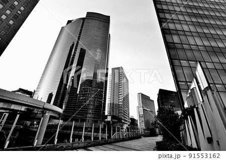汐留巨大複合都市 シオサイトの超高層ビル群の風景 モノクロ 汐留巨大複合都市 シオサイトの超高層ビル群の風景 モノクロ 91553162