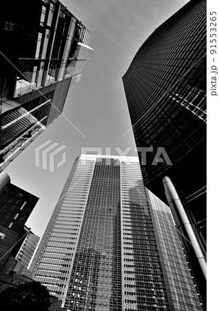汐留巨大複合都市 シオサイトの超高層ビル群の風景 モノクロ 汐留巨大複合都市 シオサイトの超高層ビル群の風景 モノクロ 91553265