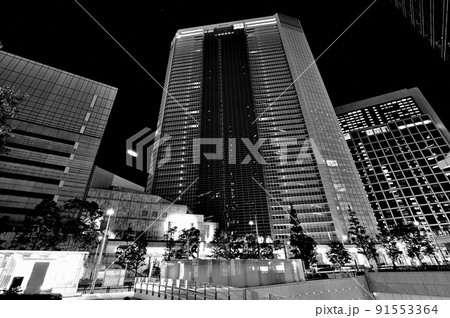 汐留巨大複合都市 シオサイトの超高層ビル群の夜景 モノクロ 汐留巨大複合都市 シオサイトの超高層ビル群の夜景 モノクロ 91553364