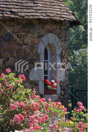 フランスの石造りのお家の前に飾られたカラフルなお花達 フランスの石造りのお家の前に飾られたカラフルなお花達 91553520
