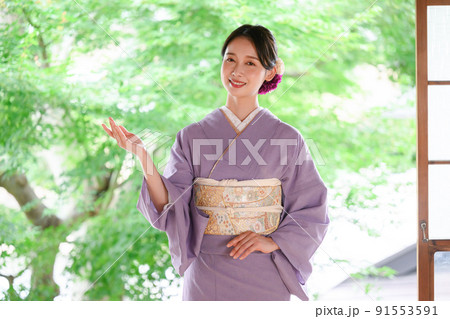 着物でお出迎えする若女将 91553591