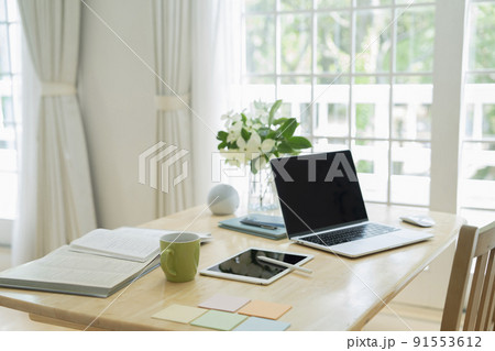 ホームオフィス 在宅勤務のワークスペース イメージ ホームオフィス 在宅勤務のワークスペース イメージ 91553612