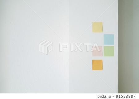 白い壁に貼られた付箋 91553887