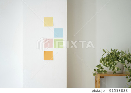 白い壁に貼られた付箋 91553888