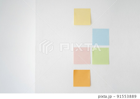 白い壁に貼られた付箋 91553889