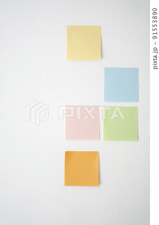 白い壁に貼られた付箋 91553890