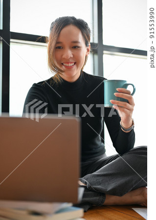 Beautiful young Asian female freelancer or female journalist working on laptop 91553990