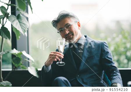 シャンパングラスを持つシニア経営者 シャンパングラスを持つシニア経営者 91554210