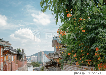 Summer of Bukchon Hanok Village in Seoul, Korea 91554710