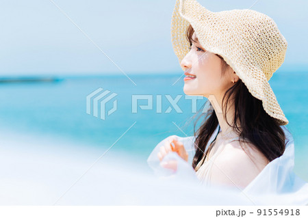 夏の女性ポートレート 91554918