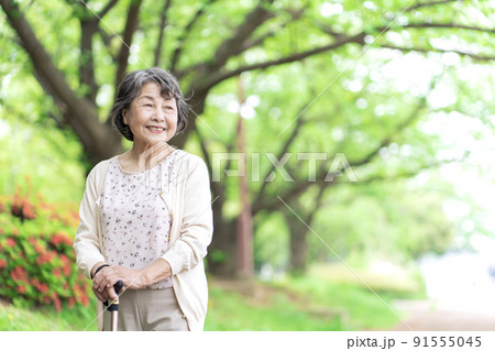 公園で散歩するシニア女性 公園で散歩するシニア女性 91555045