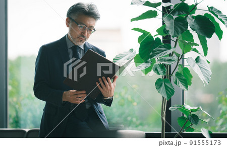 書類を確認するシニア経営者 書類を確認するシニア経営者 91555173