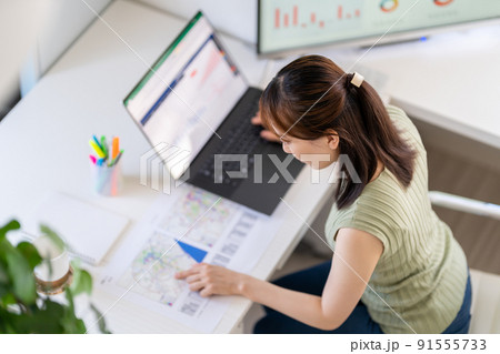 若い女性エンジニア　市場調査　商圏分析　マーケティングリサーチ 91555733